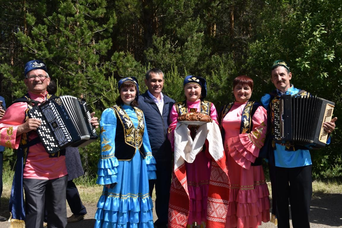 Тальянчылар, гармунчылар һәм бизәлгән атлар Апас Сабан туеның бизәге булды