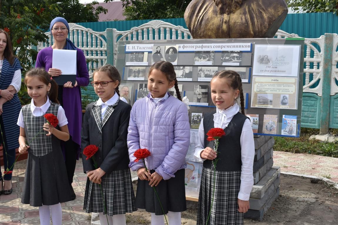 В Апастово почтили память великого русского писателя Льва Толстого