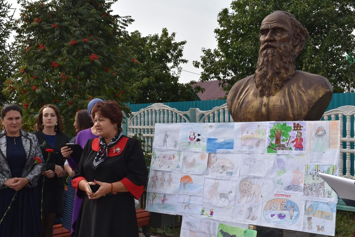 В Апастово почтили память великого русского писателя Льва Толстого
