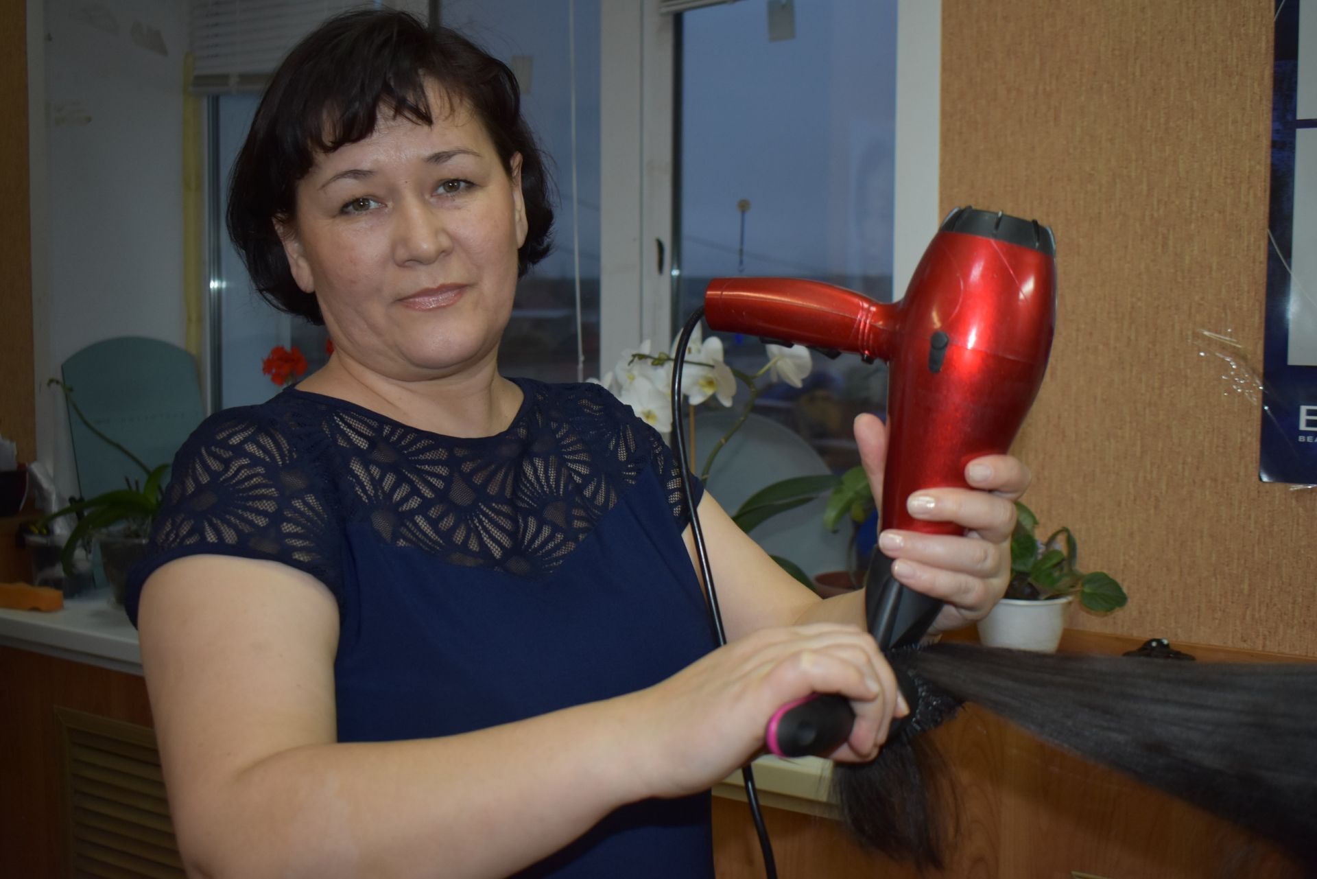 Хания Маняпова начала оказывать населению парикмахерские услуги 8 лет назад