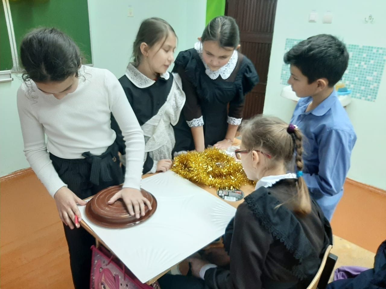 Мастера и мастерицы  "Очумелых ручек" из Табар-Черкийской школы готовятся к Новому году