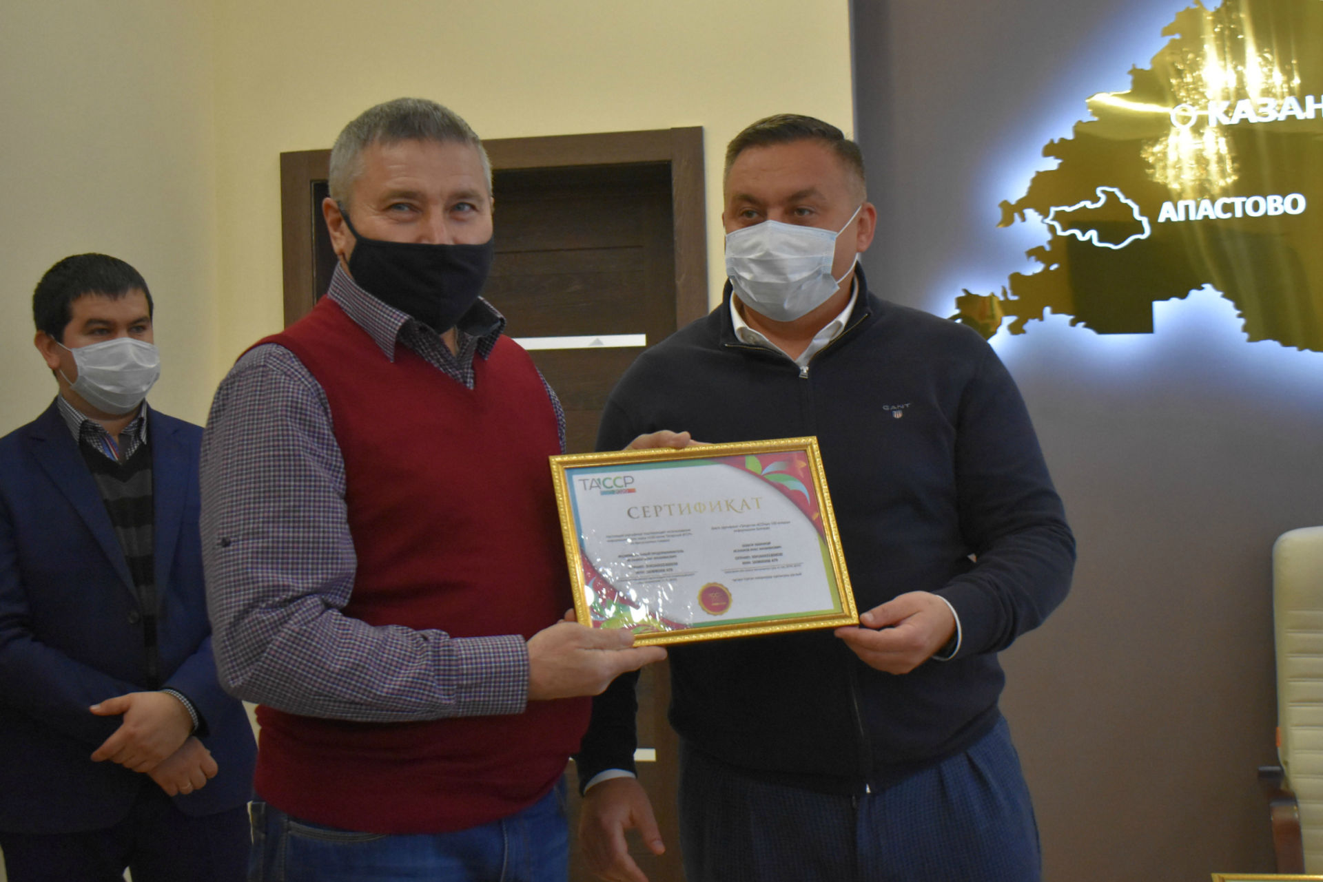 Апаста ТАССРның 100 еллыгы уңаеннан эшмәкәрләргә сертификатлар тапшыру дәвам итә