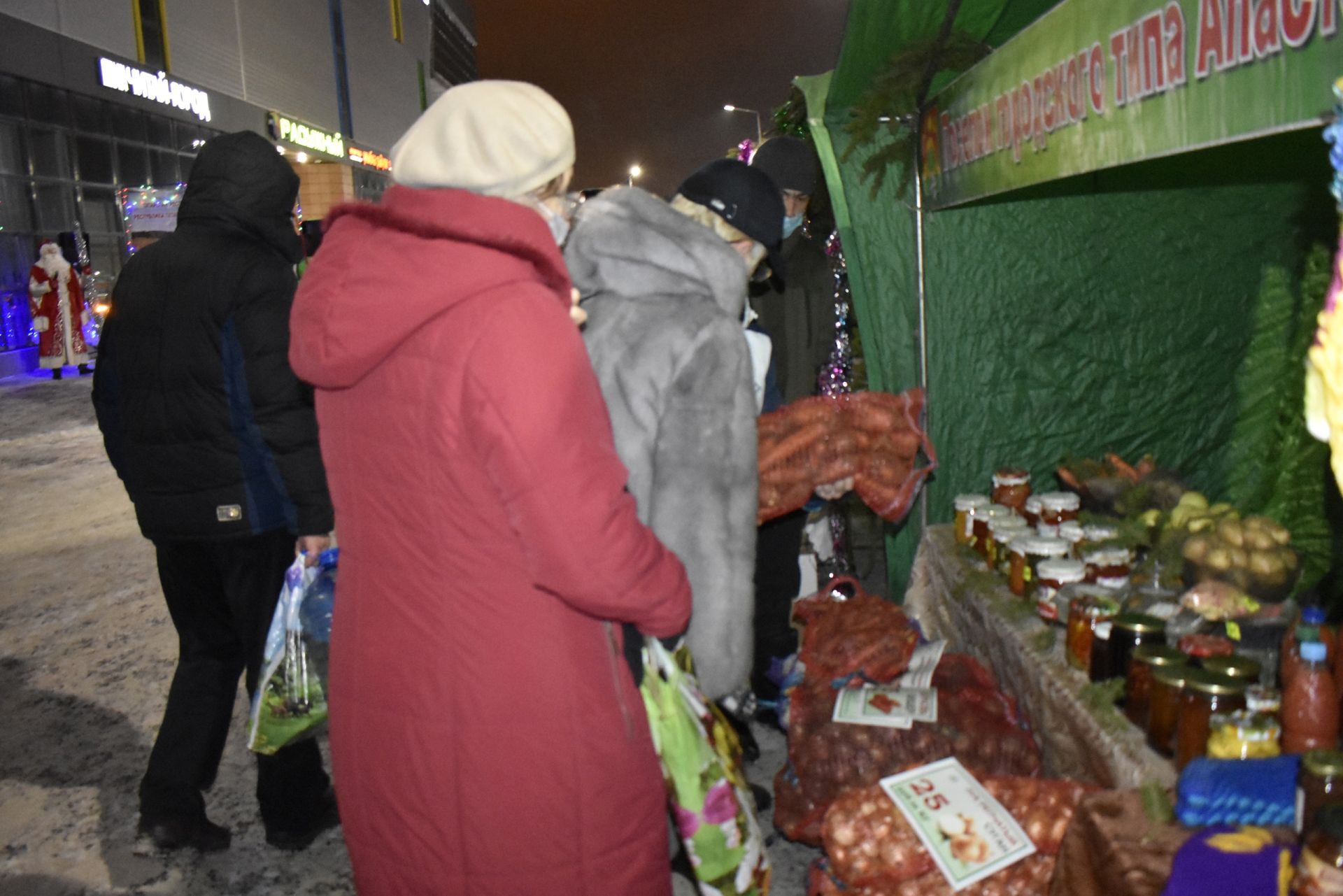 В субботу жители района представили сельскохозяйственные товары в поселке Осиново