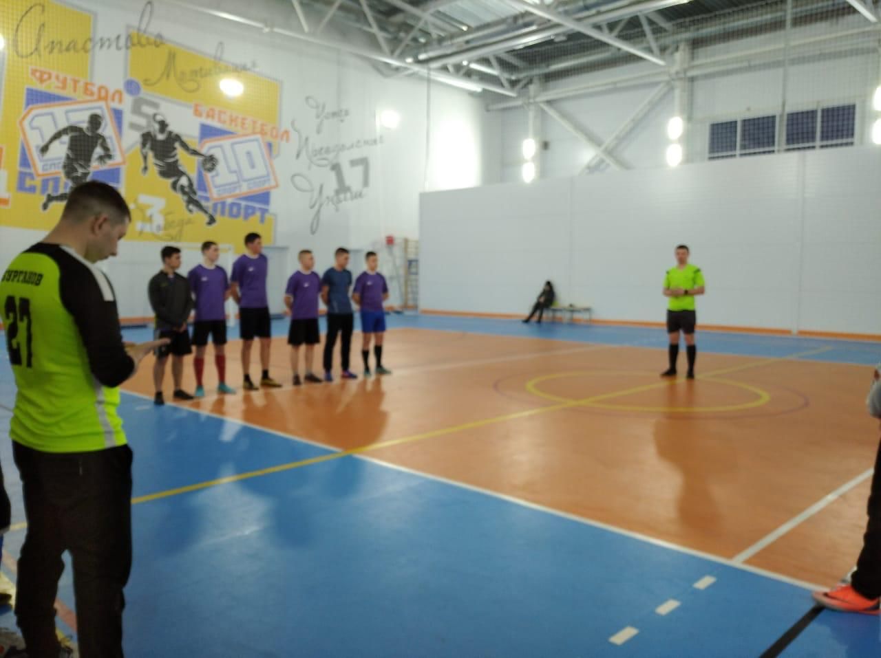 "Апас" универсал спорт залында мини-футбол ярышлары башланды