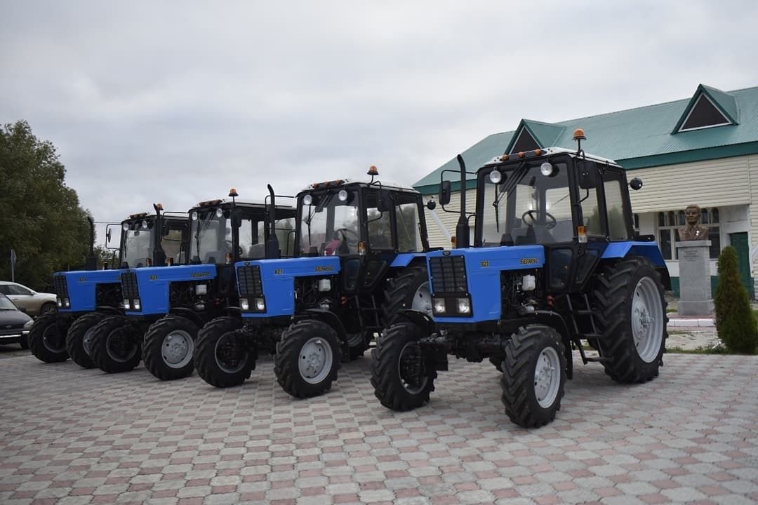 Сельским поселениям района переданы новые трактора