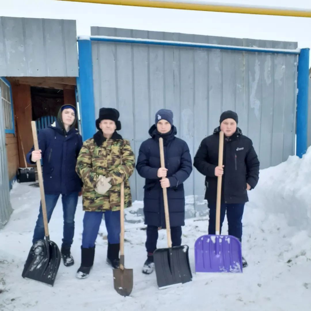 Волонтеры аграрного колледжа помогают в расчистке снега