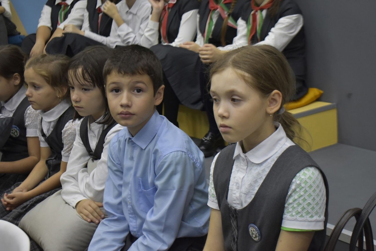 Руководитель Буинского государственного театра Раиль Садриев встретился с детьми Апастовского района
