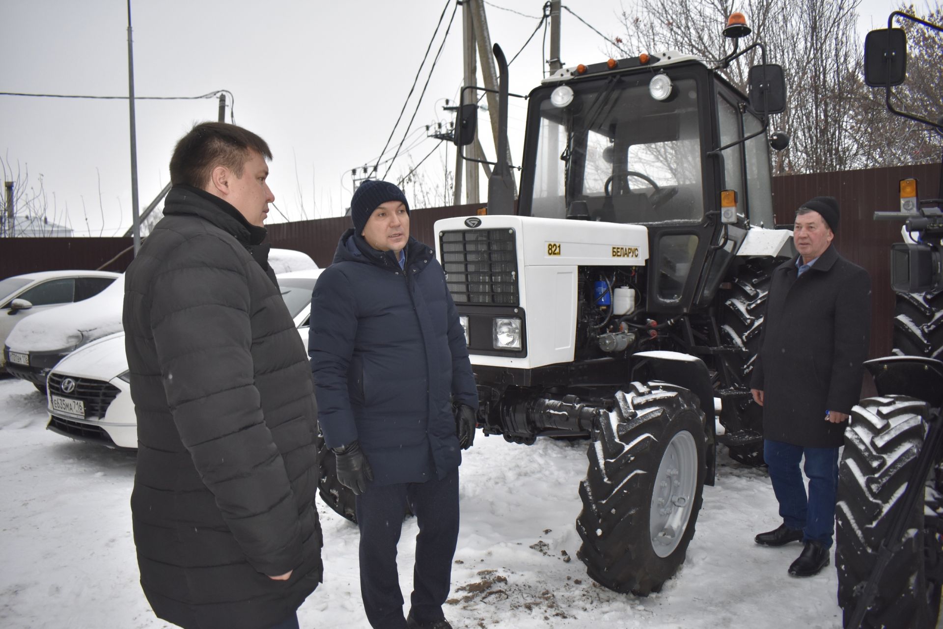 Глава района Айрат Зиганшин торжественно передал главам сельских поселений ключи от новых тракторов