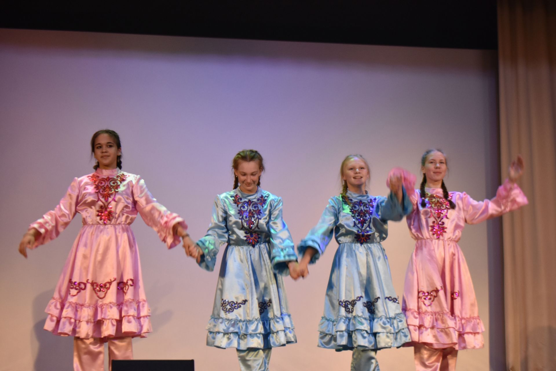 В Апастово прошел фестиваль танцевальных коллективов «Шома бас!», посвященный Международному дню танца