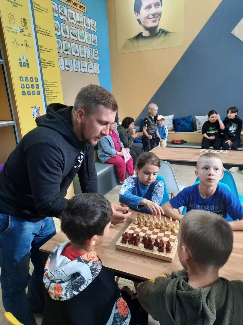 Районның “Көмеш волонтерлар” балаларны шахмат уйнарга өйрәтә