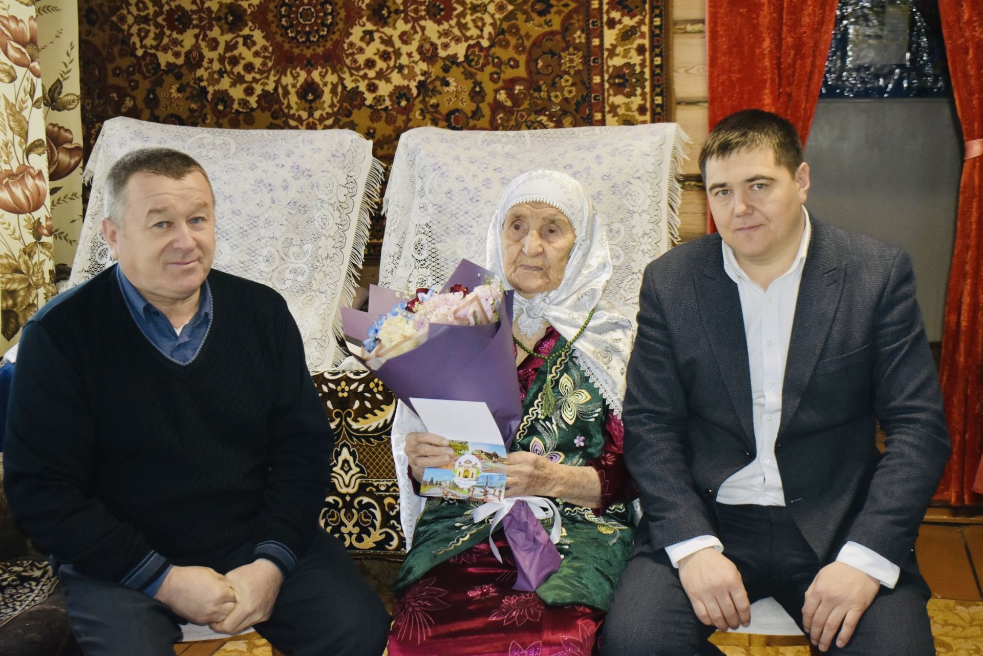 Үтәмеш авылында яшәүче Назирә әби Фәйзрахмановага район башлыгының котлавы юлланды