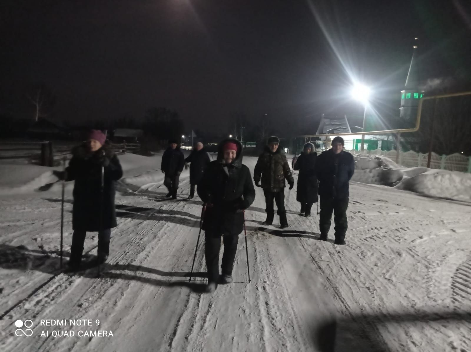 Для пожилых жителей деревни Б.Бакрче скандинавская ходьба давно стала обычным явлением