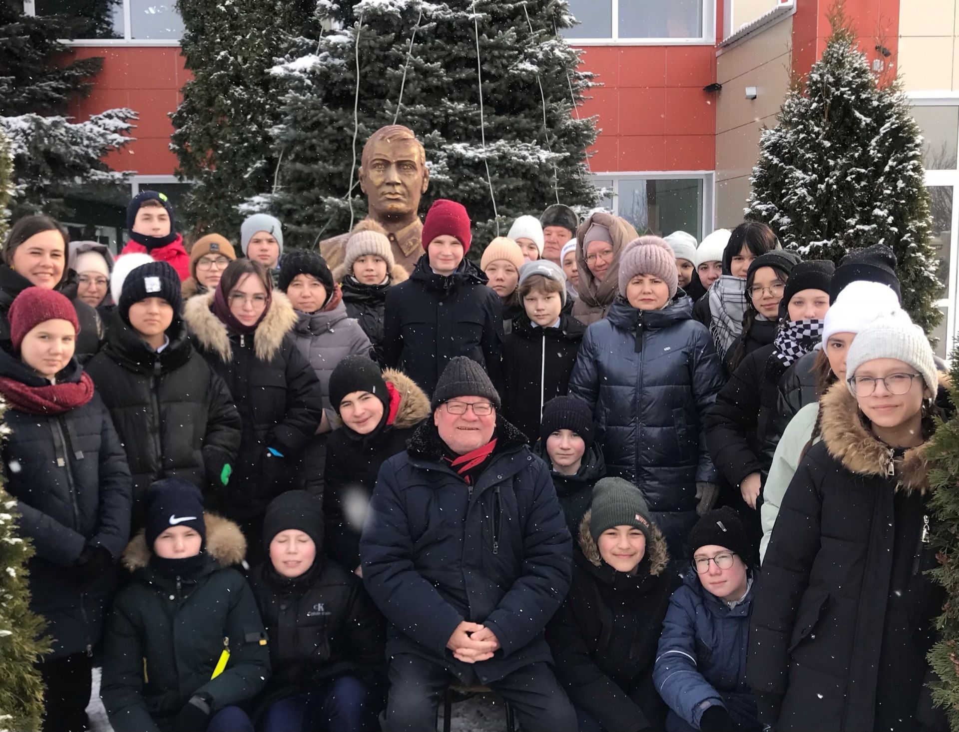 Апаста Герой-шагыйрь Муса Җәлил һәйкәленә чәчәкләр салдылар