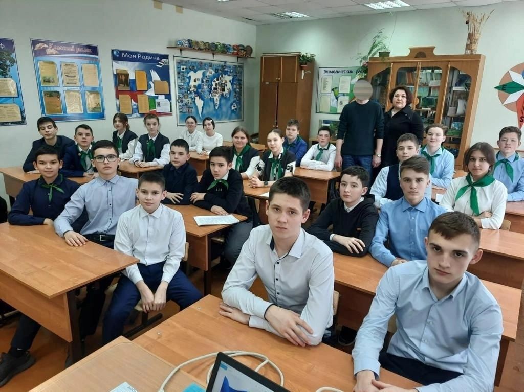Апас урта мәктәбе укучылары махсус хәрби операциядә катнашучы Булат Бәдретдинов белән очрашты