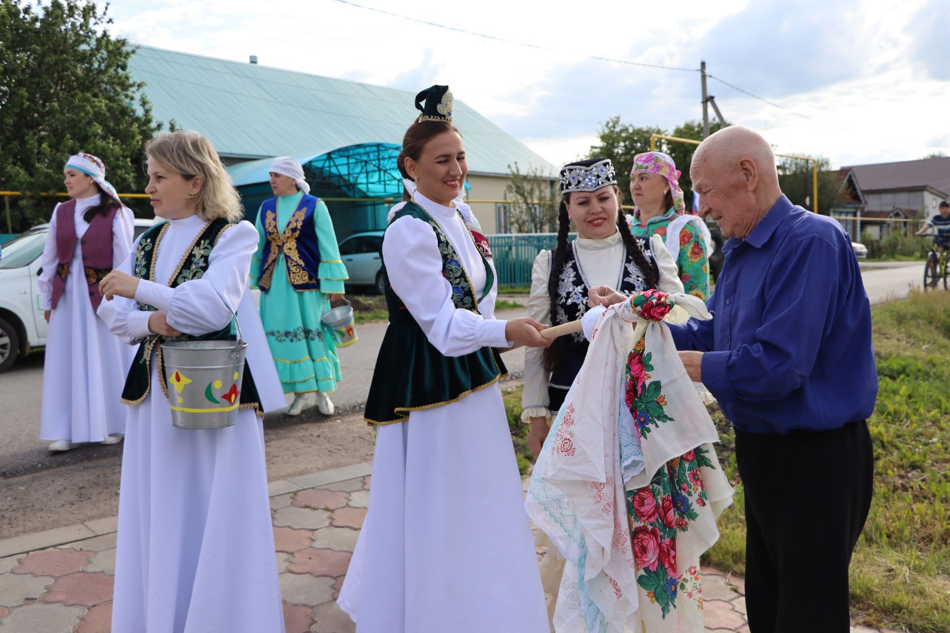 Апас бистәсендә Сабан туена бүләкне бизәлгән атлар һәм ретро машиналар белән җыйдылар