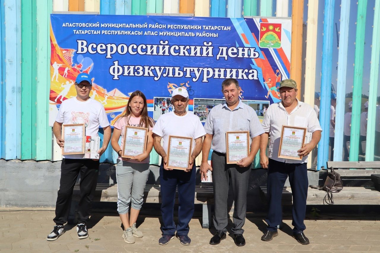 Отметили День физкультурника велогонкой и скандинавской ходьбой