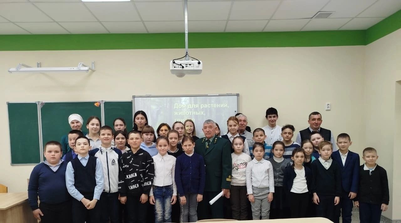 Ученики Средней - Балтаевской школы учатся сортировке мусора на экоуроке