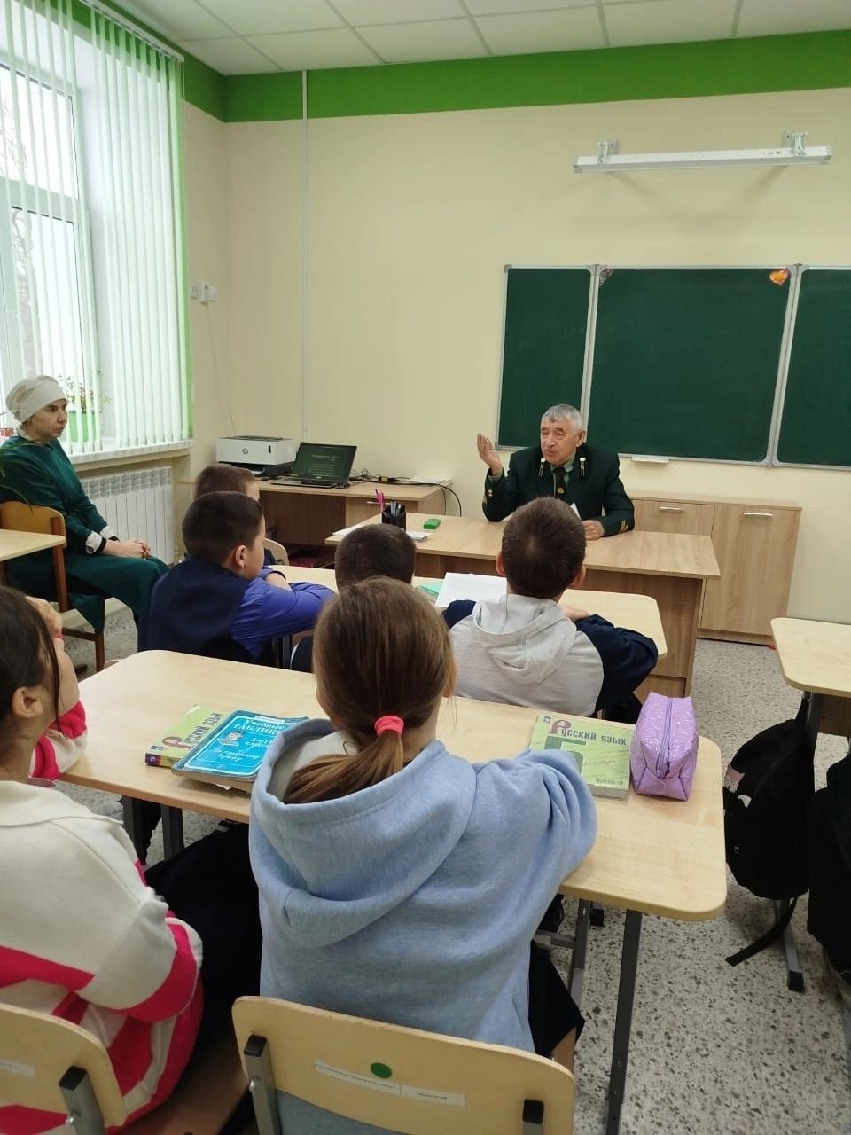 Ученики Средней - Балтаевской школы учатся сортировке мусора на экоуроке