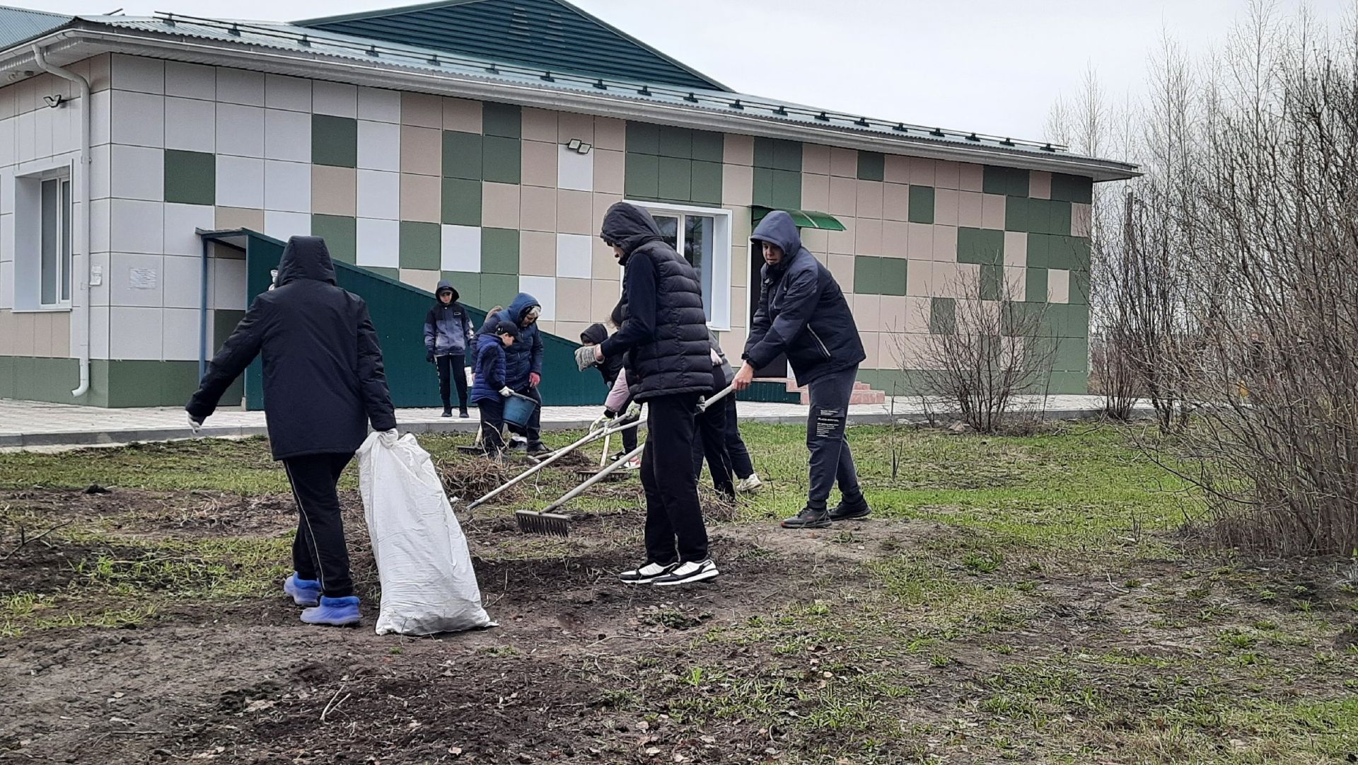 Учащиеся Бишевской школы приняли активное участие во Всероссийском субботнике