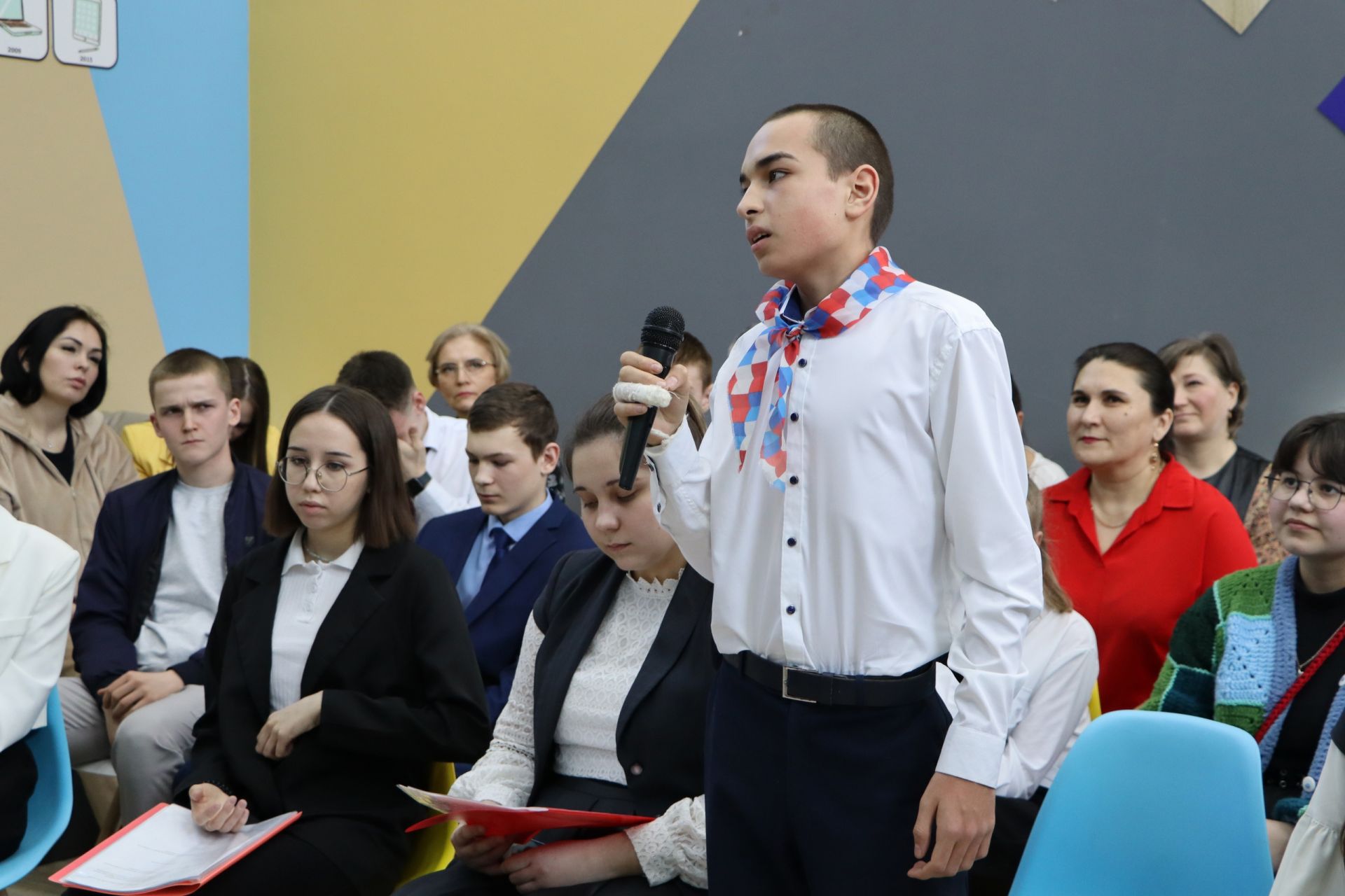 Район башлыгы Айрат Җиһаншин үз эш-шөгылен булдырган балалар белән очрашты