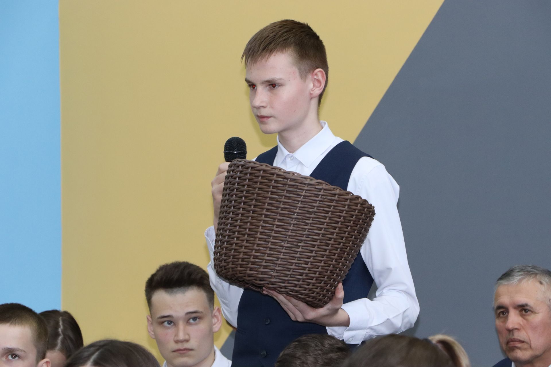 Район башлыгы Айрат Җиһаншин үз эш-шөгылен булдырган балалар белән очрашты