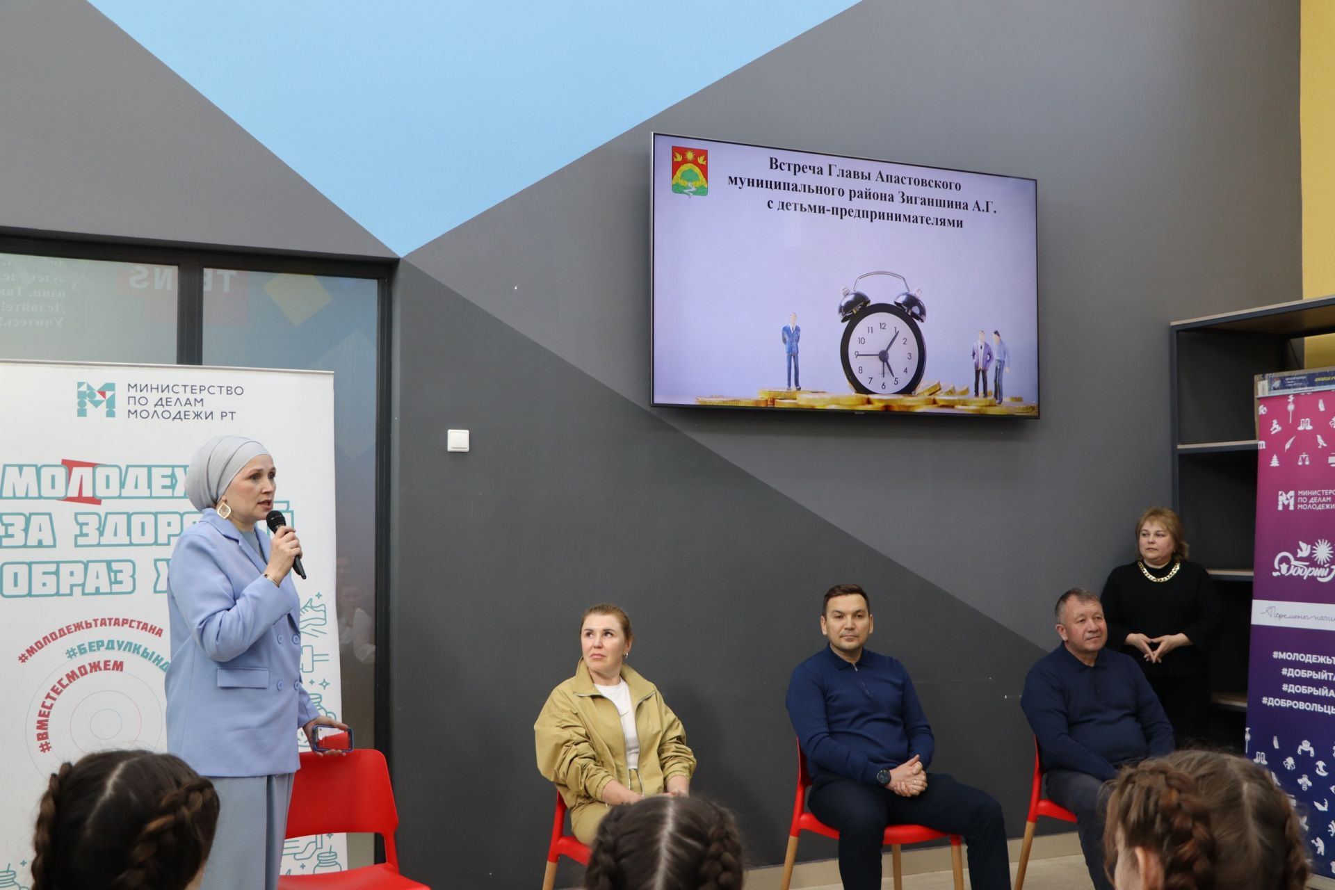 Район башлыгы Айрат Җиһаншин үз эш-шөгылен булдырган балалар белән очрашты