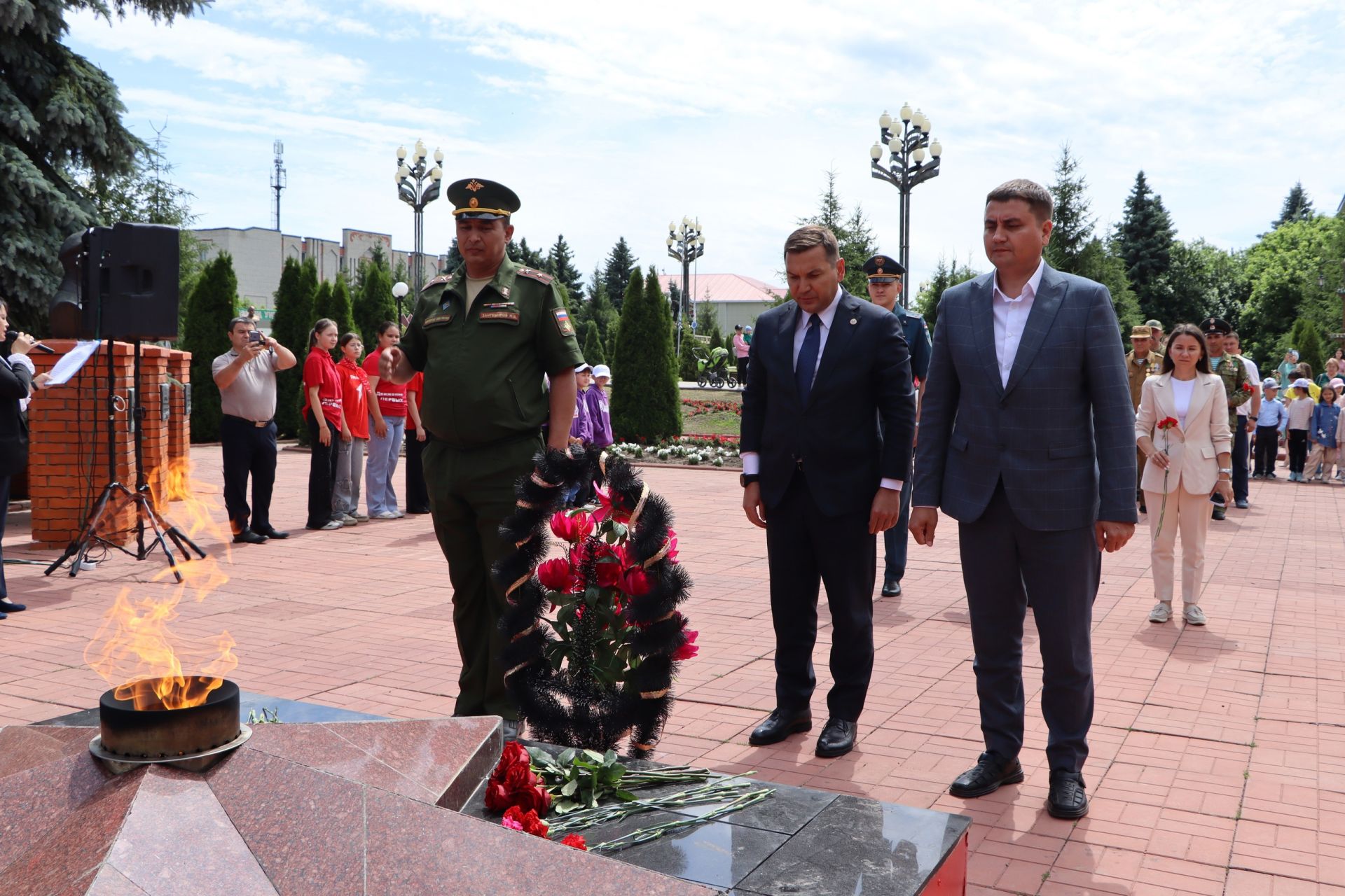 Районда Хәтер һәм кайгы көнендә Мәңгелек утка чәчәкләр салдылар