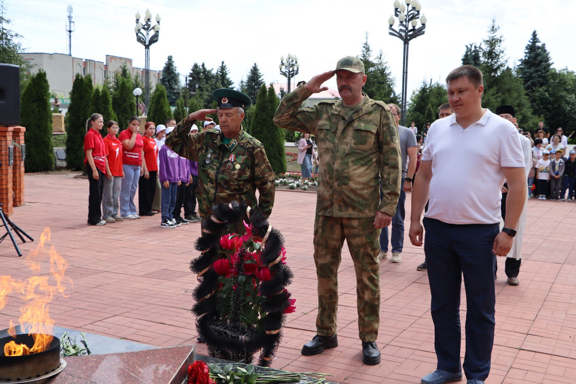 Районда Хәтер һәм кайгы көнендә Мәңгелек утка чәчәкләр салдылар