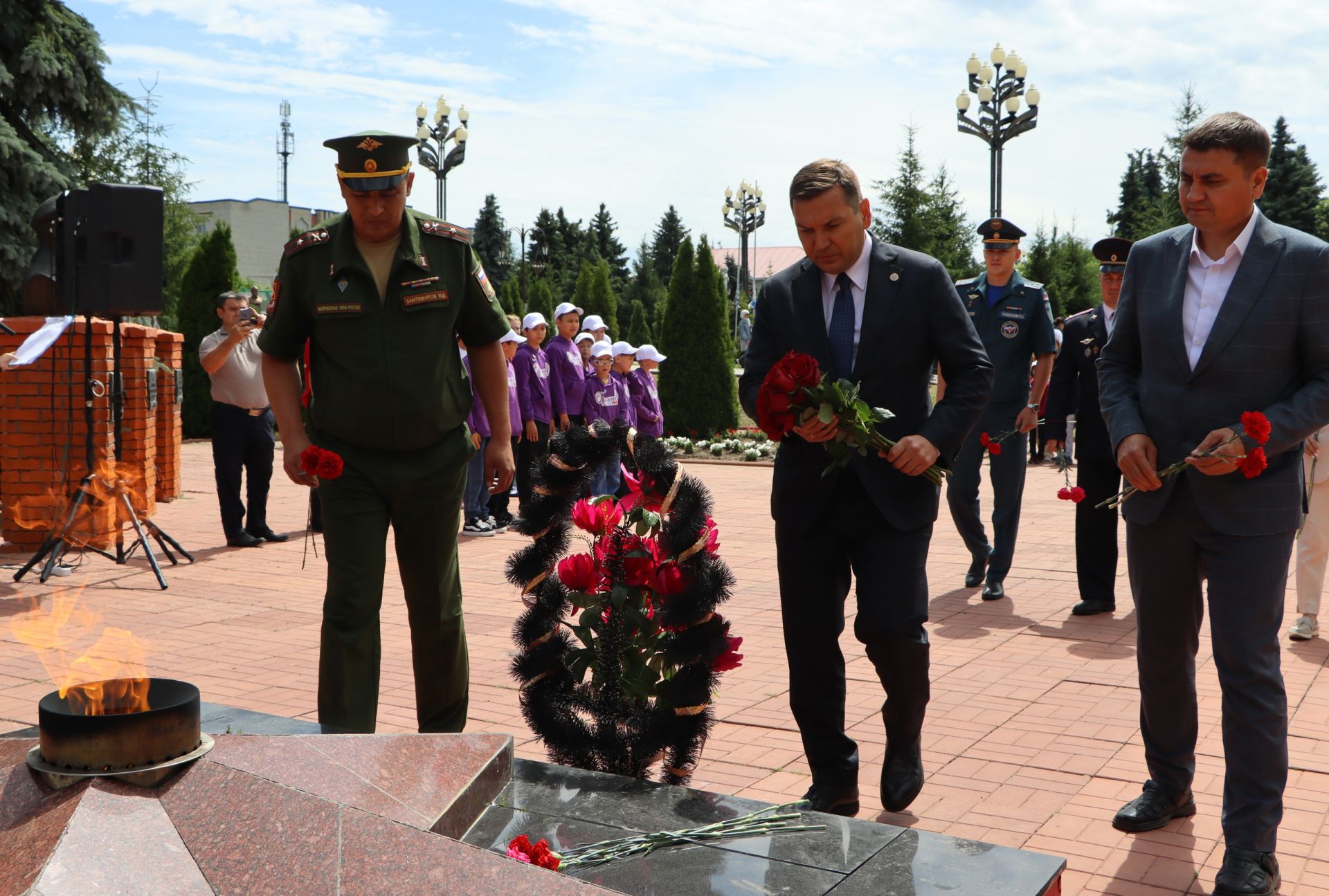 Районда Хәтер һәм кайгы көнендә Мәңгелек утка чәчәкләр салдылар