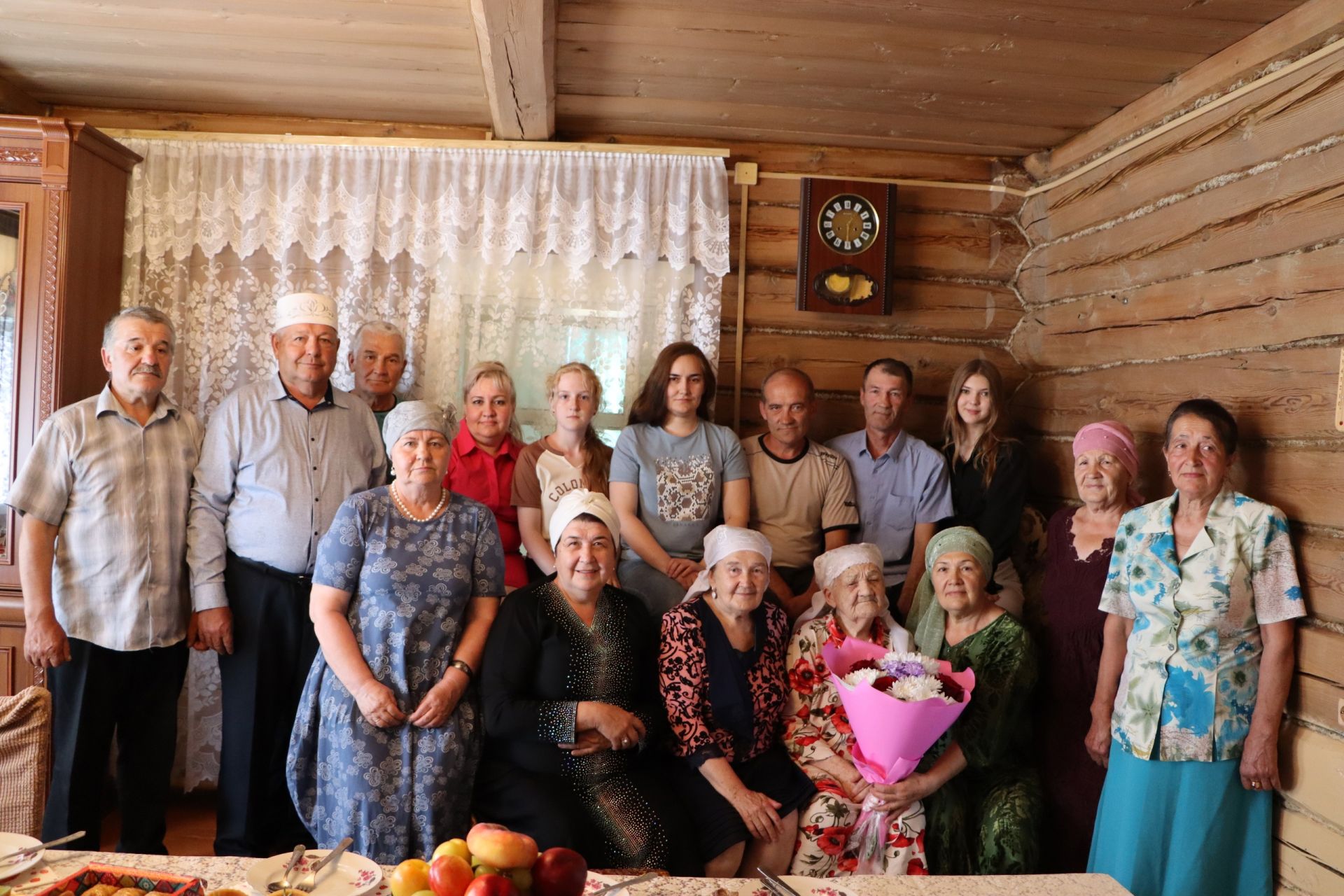 100 яшьлек Бибисара әби Миңнебаева: “Гел кычыткан ашадык”