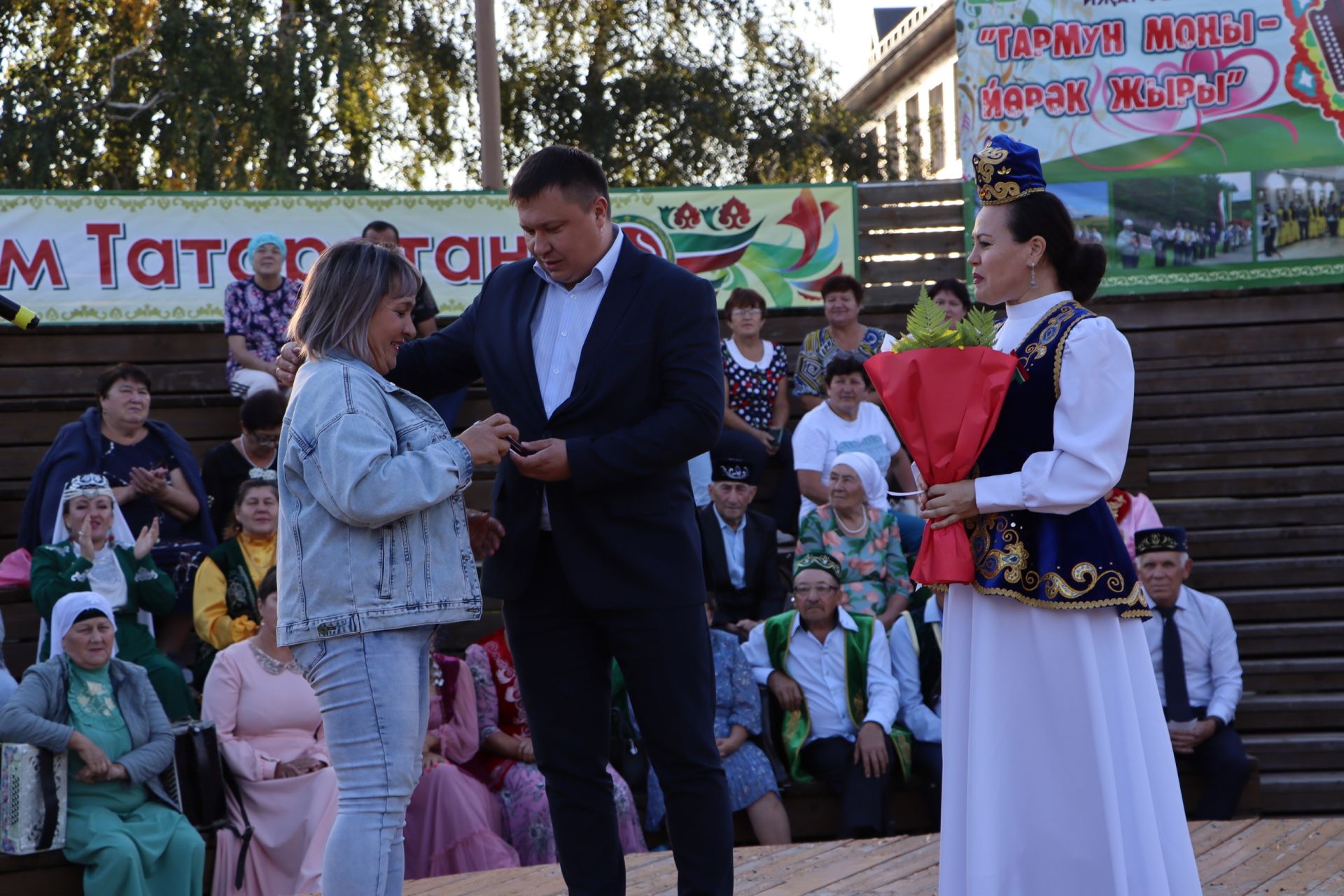 Апаста “Мин яратам сине, Татарстан” бәйрәм киче матур мизгелләргә бай булды