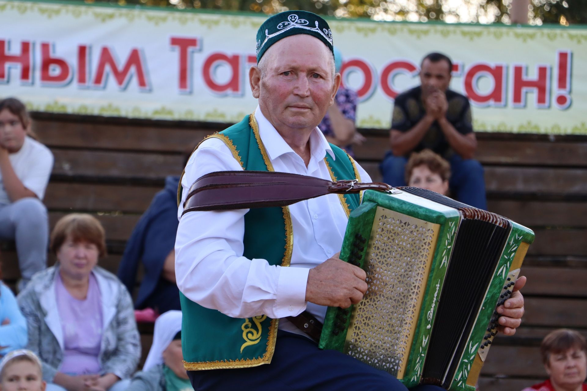 Апаста “Мин яратам сине, Татарстан” бәйрәм киче матур мизгелләргә бай булды