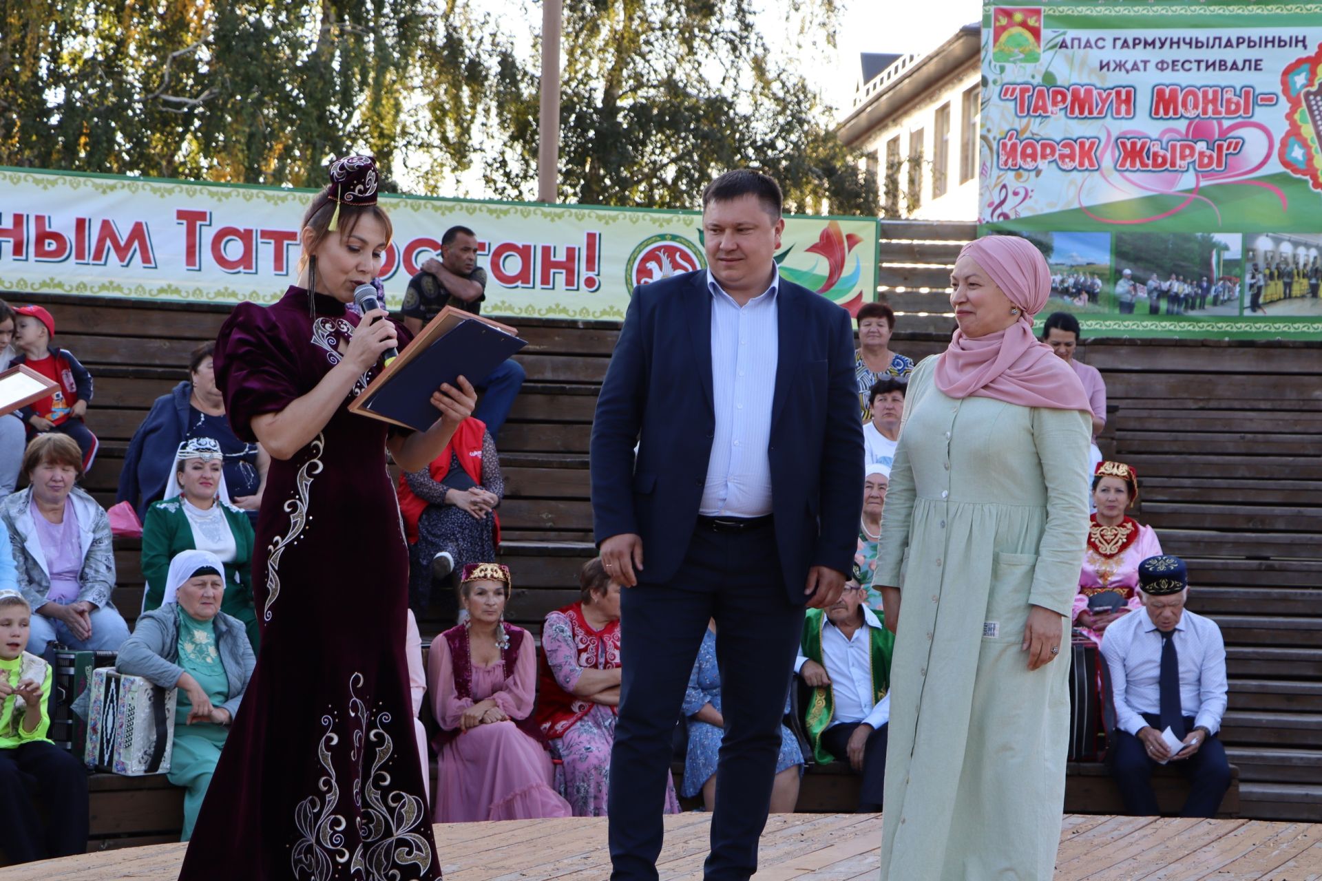 Апаста “Мин яратам сине, Татарстан” бәйрәм киче матур мизгелләргә бай булды