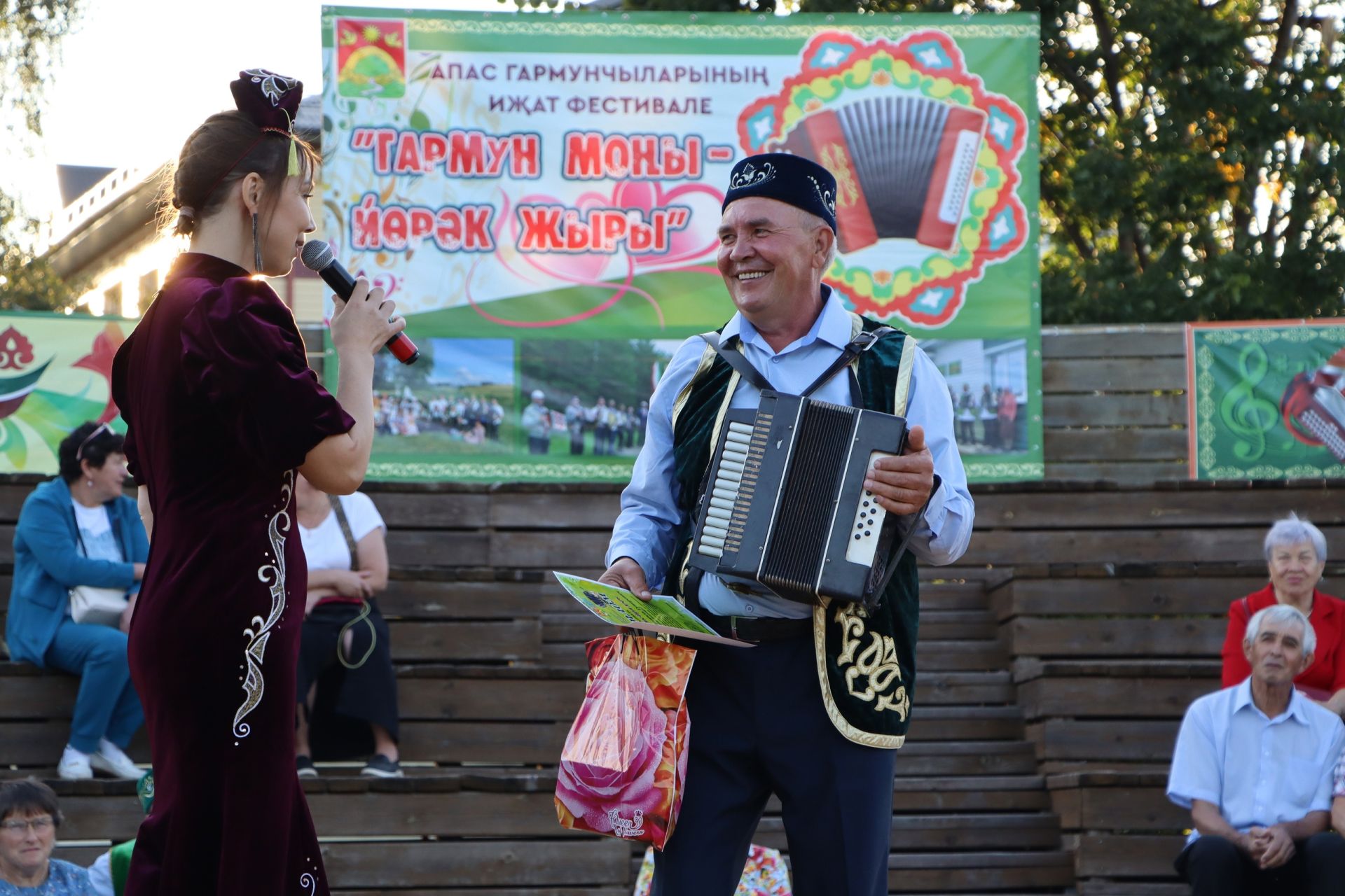 Апаста “Мин яратам сине, Татарстан” бәйрәм киче матур мизгелләргә бай булды