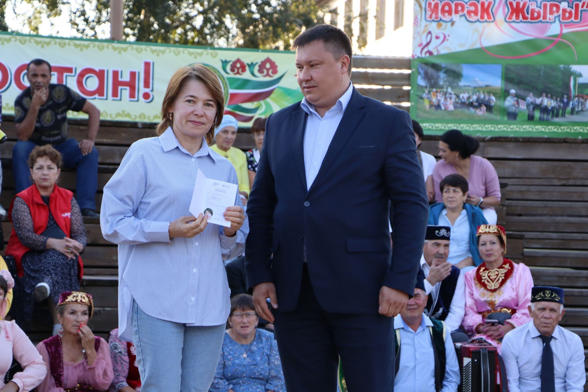 Апаста “Мин яратам сине, Татарстан” бәйрәм киче матур мизгелләргә бай булды