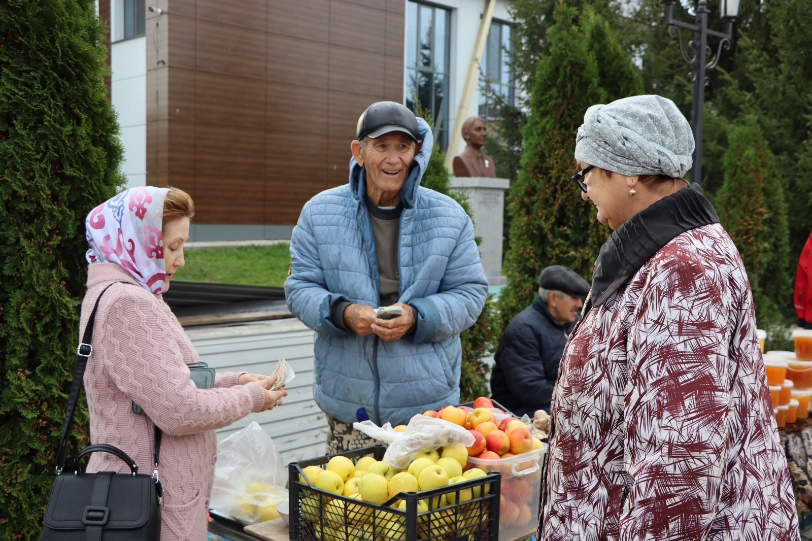 Апаста көзге ярминкә узды