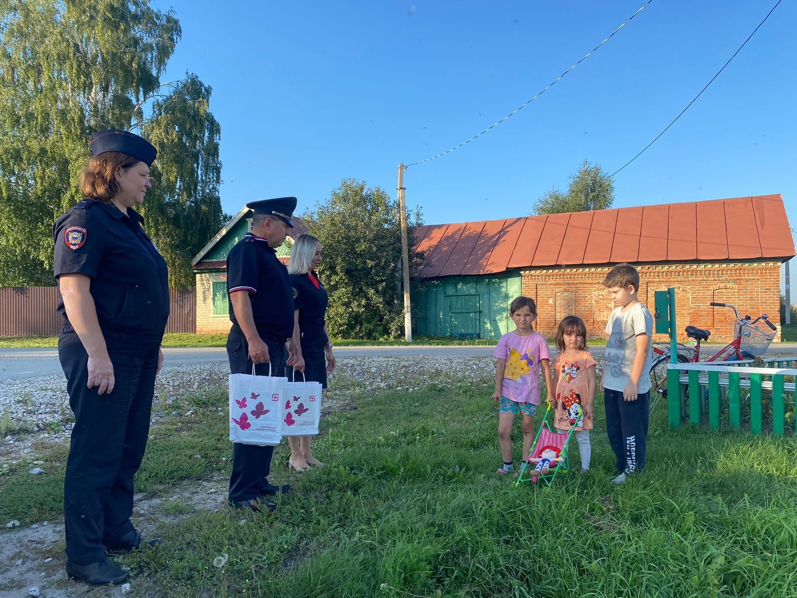 Апас эчке эшләр бүлеге хезмәткәрләре “Мәктәпкә җыенырга булыш” акциясенә кушылды