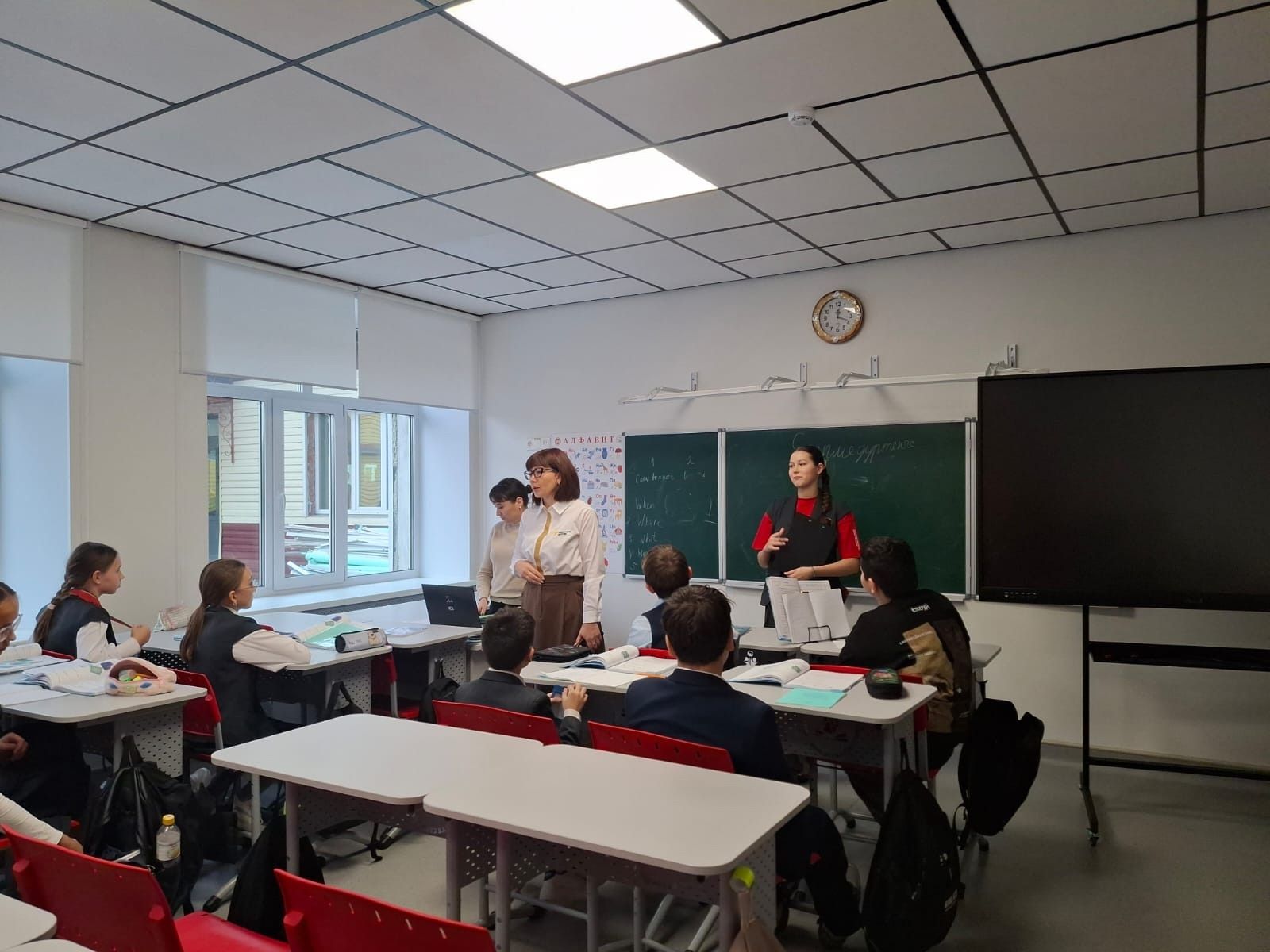 В Апастовской школе прошел рейд «Сохраним школьный учебник», приуроченный ко Всемирному дню школьных библиотек