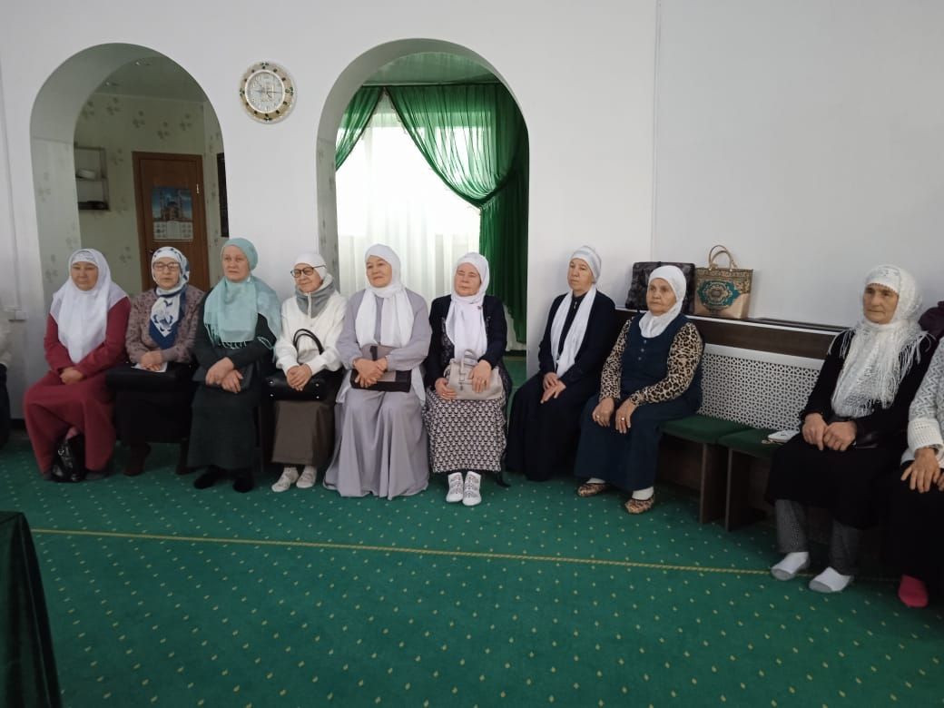 Апас “Җәмигъ” мәчетендә абыстайлар, мөгаллимәләр җыены узды