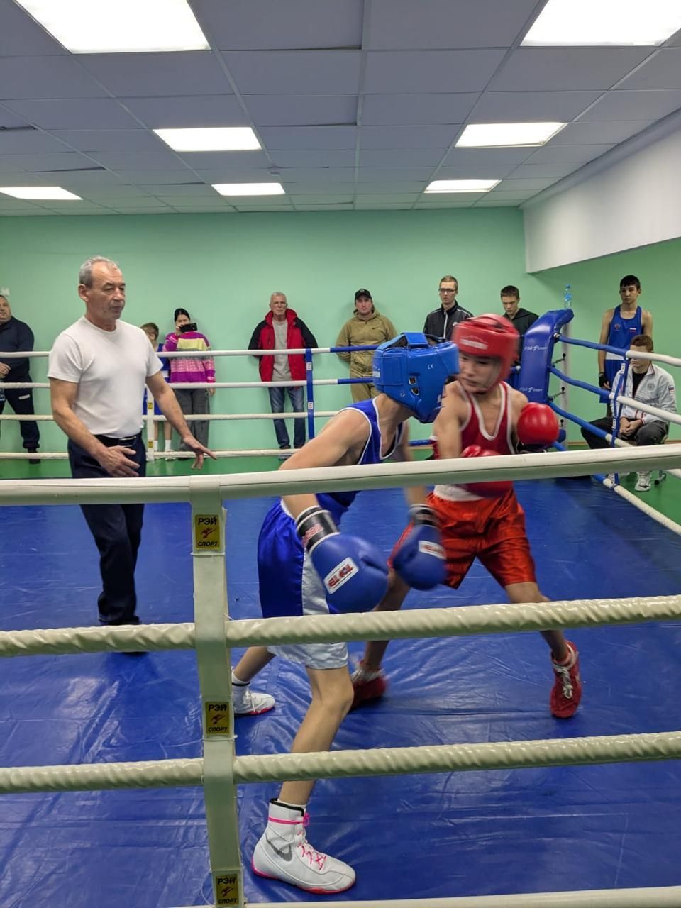 В зале бокса Апастовской спортивной школы, находящемся в Каратунской школе, прошел Открытый межрайонный турнир по боксу
