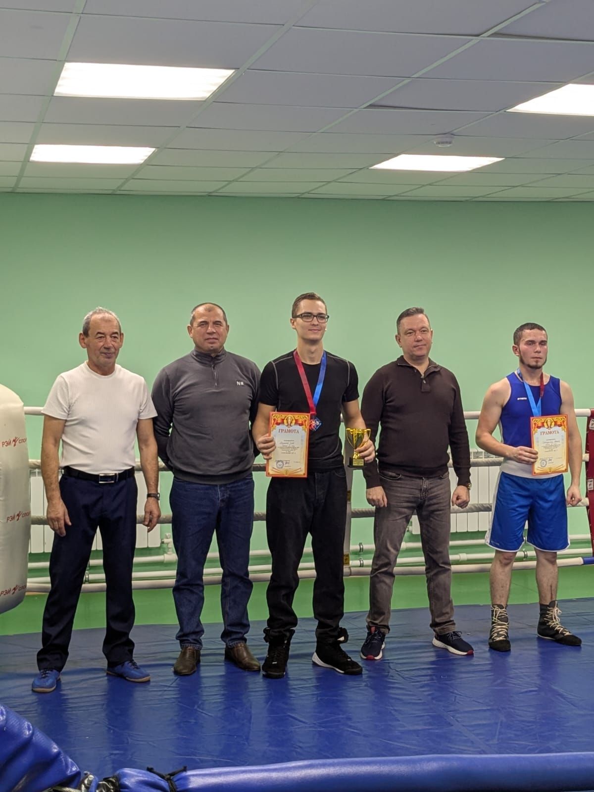 В зале бокса Апастовской спортивной школы, находящемся в Каратунской школе, прошел Открытый межрайонный турнир по боксу
