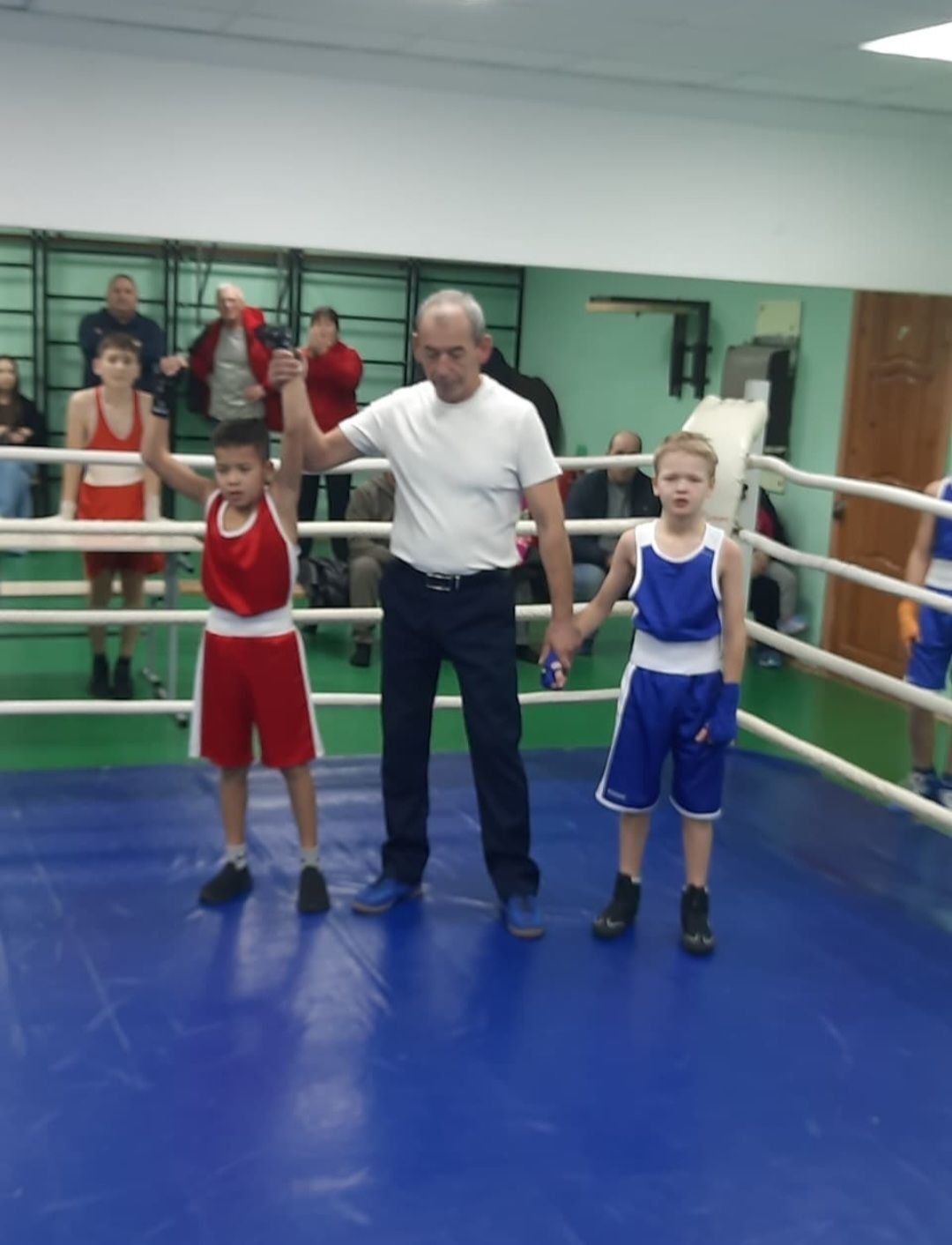 В зале бокса Апастовской спортивной школы, находящемся в Каратунской школе, прошел Открытый межрайонный турнир по боксу
