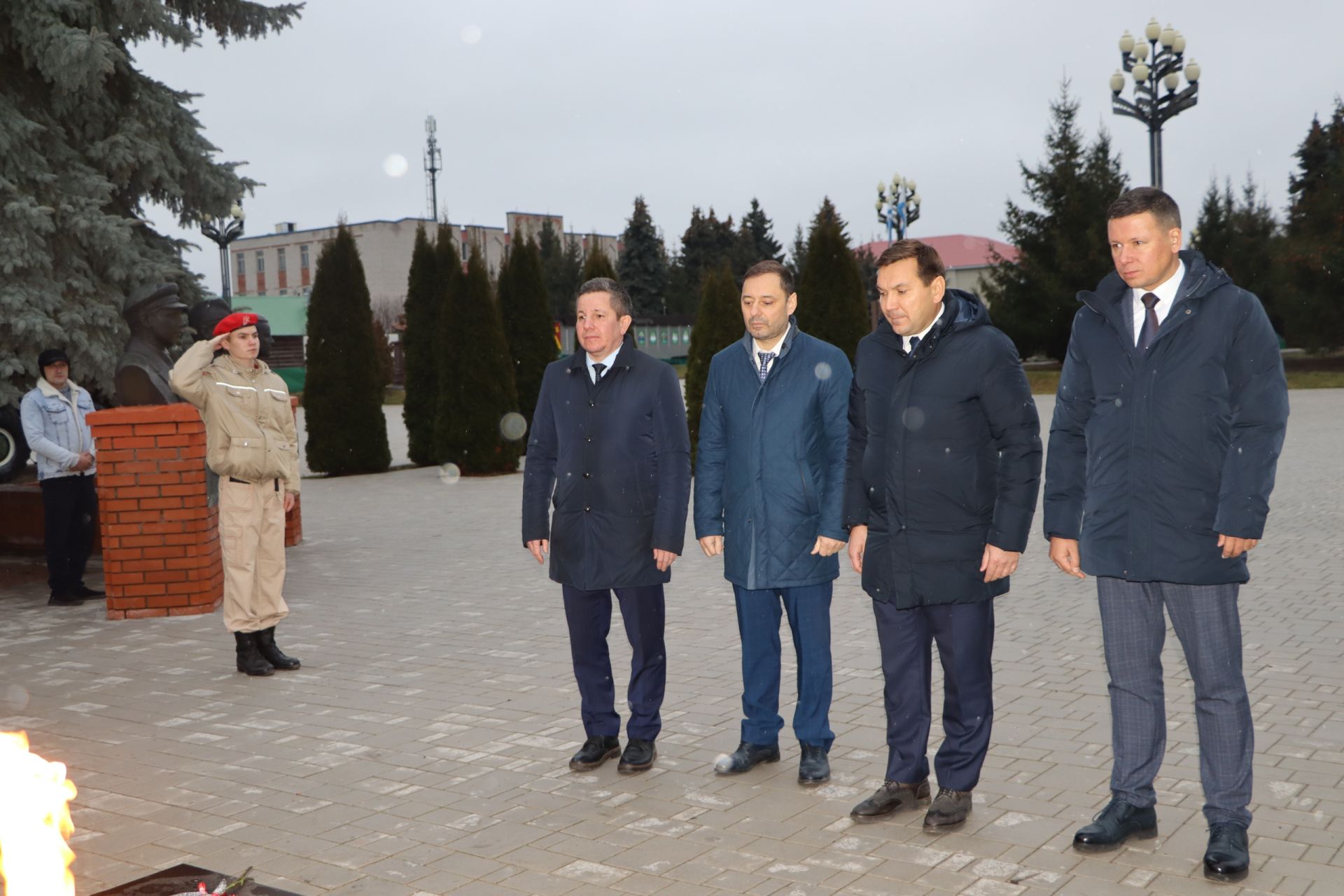 Апаста  “Билгесез солдат” һәйкәленә чәчәкләр салынды