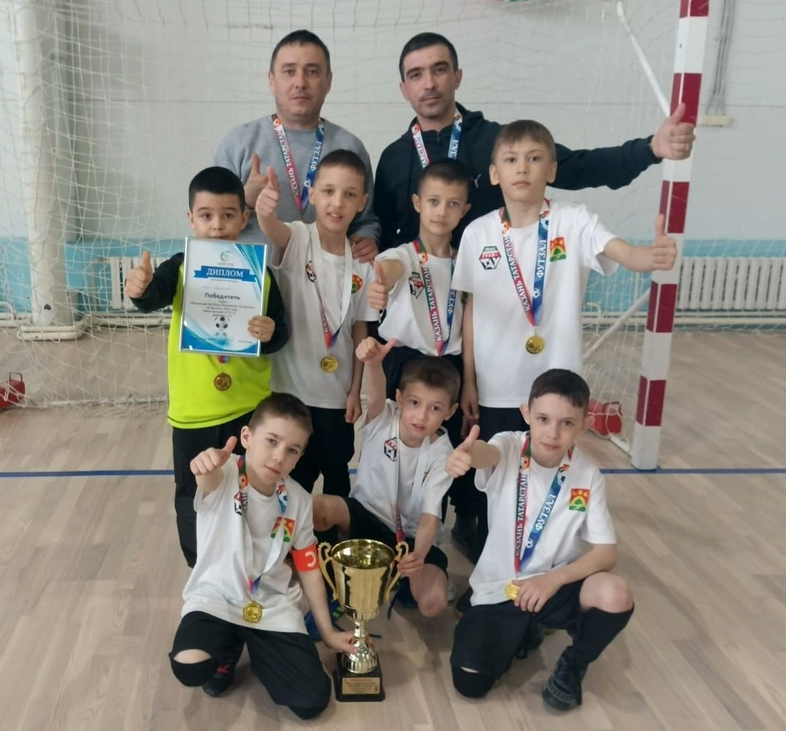 Апас футболчылары – беренче
