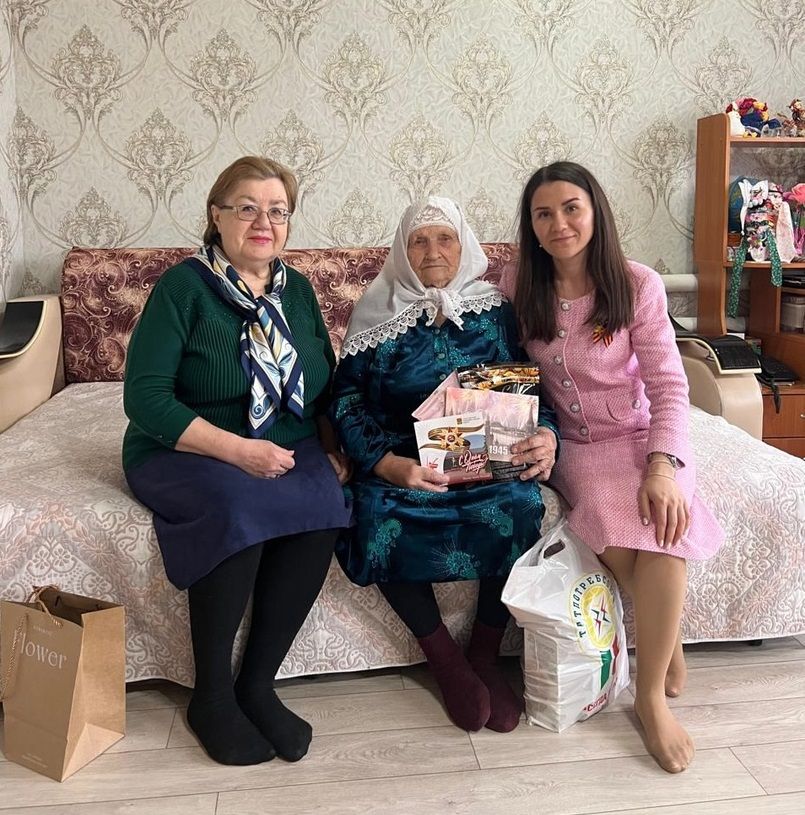 Тутайда яшәүче Галия апа Гыйззәтуллина Бөек Җиңүнең 80 еллыгы уңаеннан котлаулар кабул итте