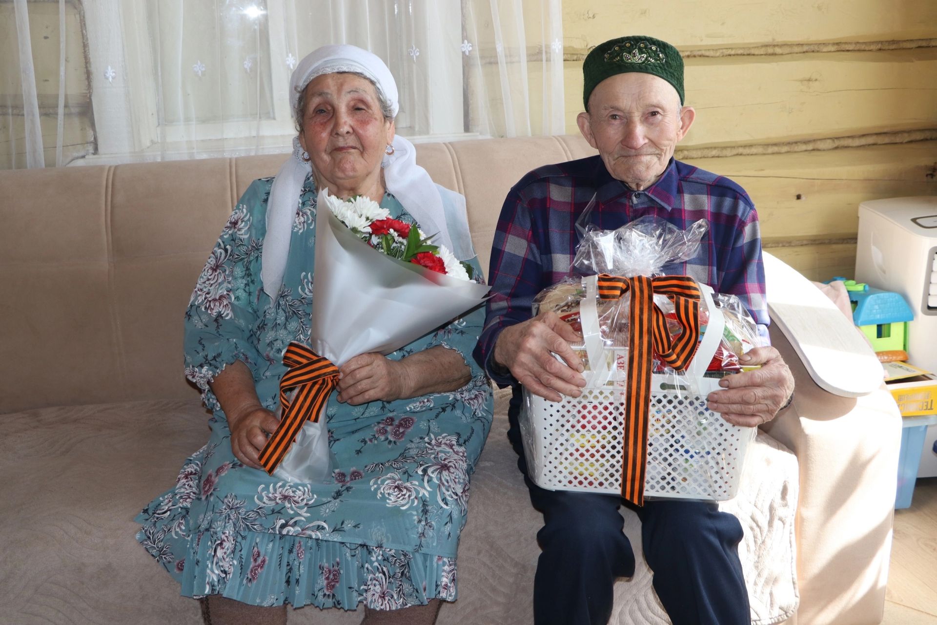 Районыбыз өлкәннәре якташыбыз, Апас районында туып-үскән шәхси эшмәкәр Ленар Яруллинның күчтәнәчләрен алдылар