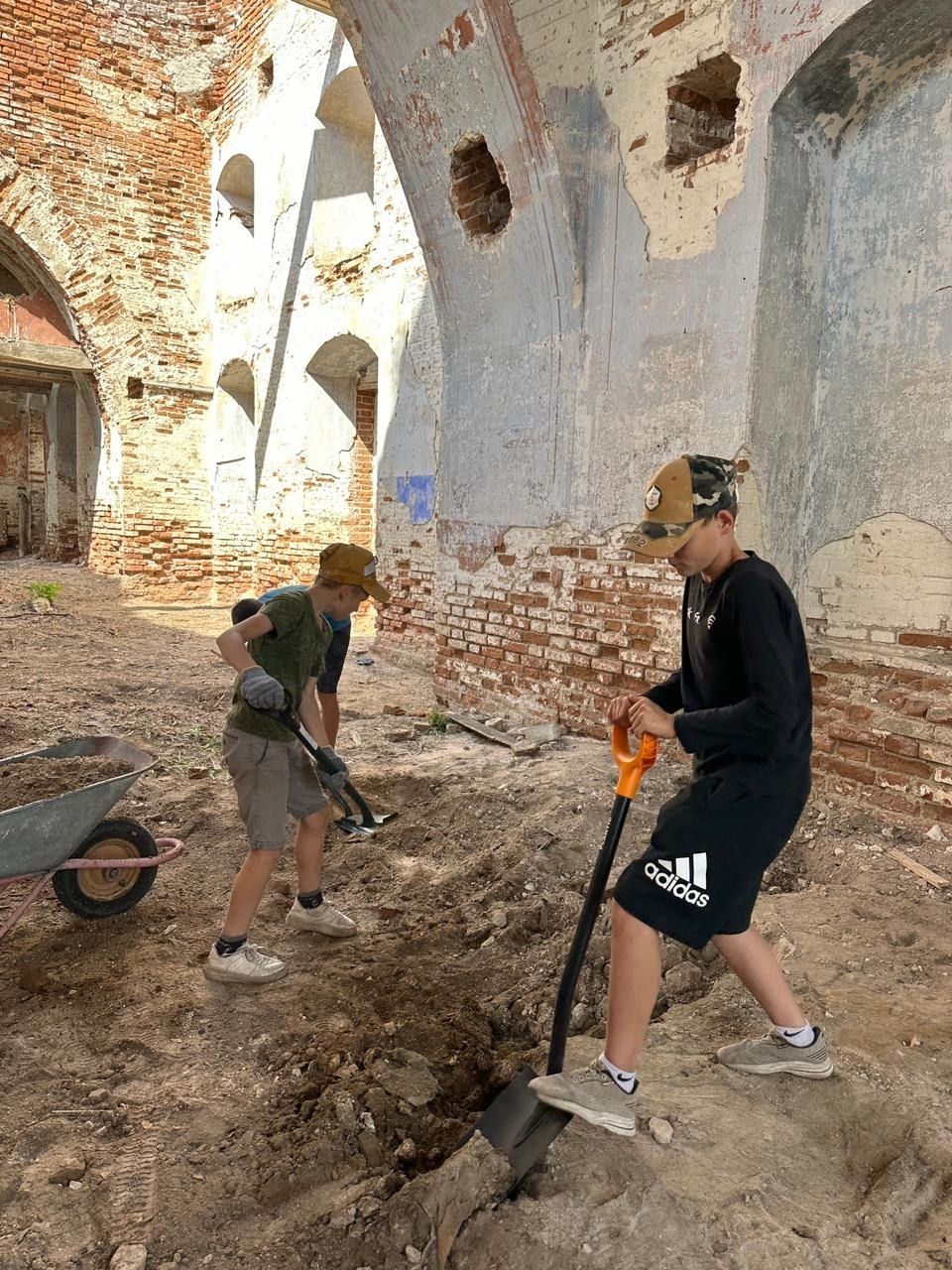 Жители района помогли физически и финансово в очистке Никольского храма в селе Ишеево