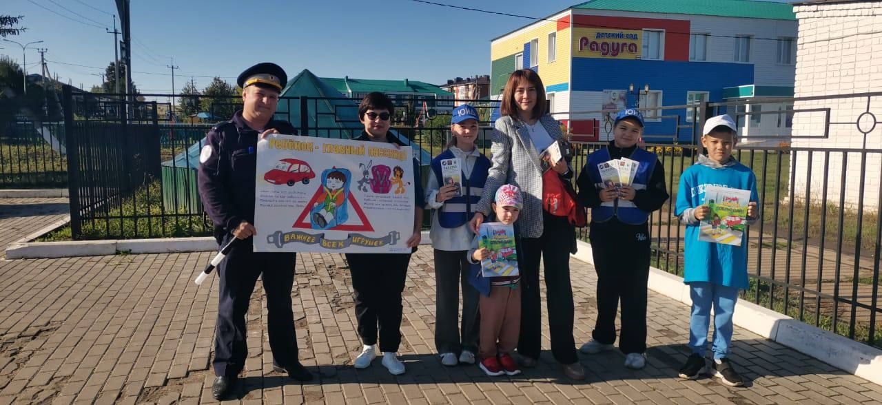 Сотрудники Госавтоинспекции по Апастовскому району и «Движение первых»  провели акцию «Ребенок – главный пассажир»
