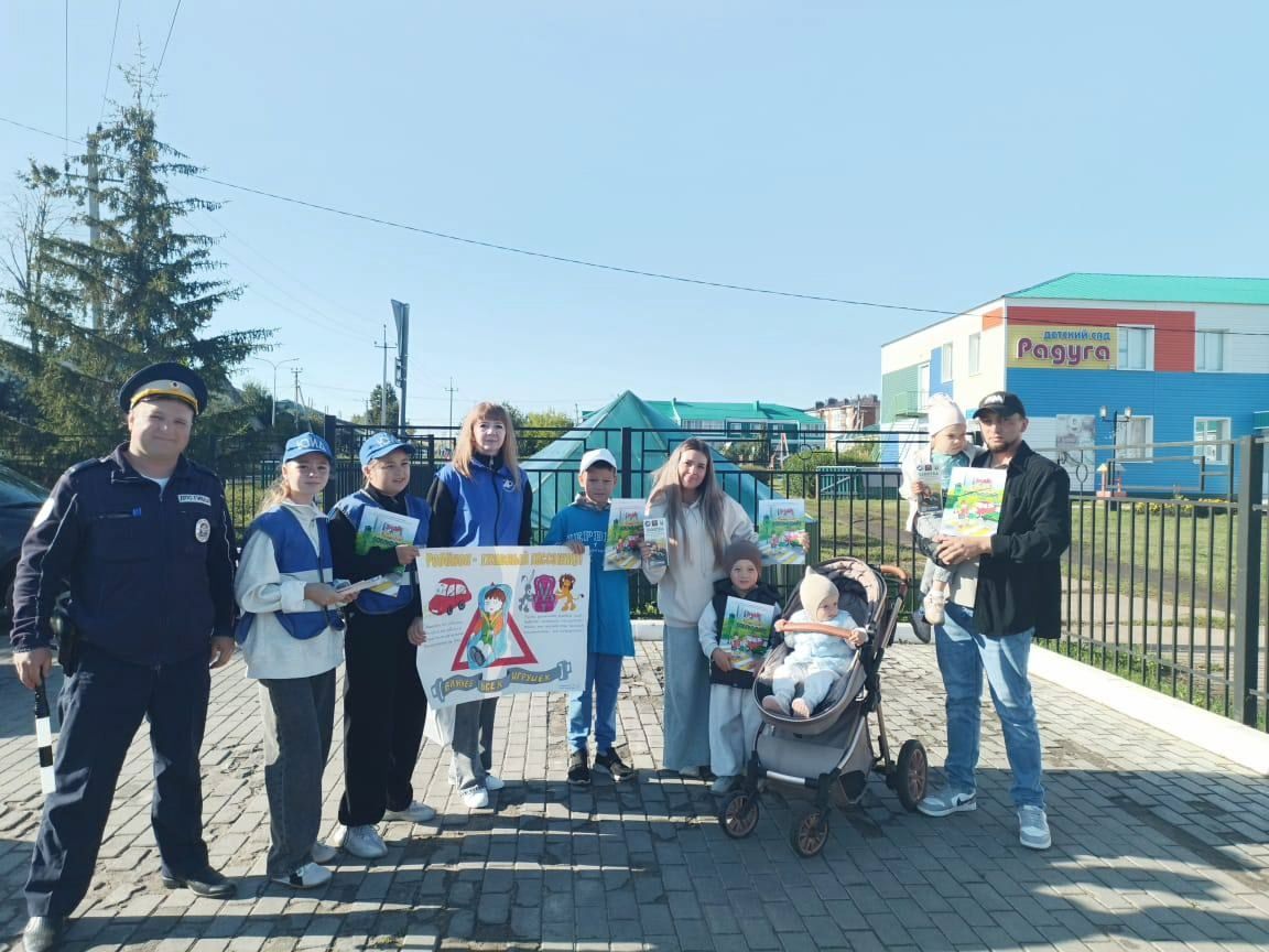 Сотрудники Госавтоинспекции по Апастовскому району и «Движение первых»  провели акцию «Ребенок – главный пассажир»