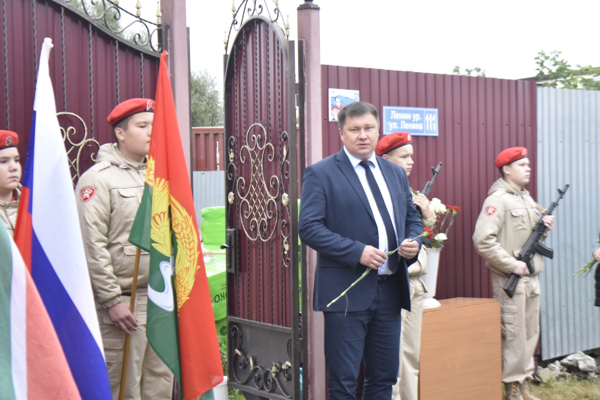 Апаста батыр егет Рөстәм Абдуллин яшәгән йортка истәлек тактасы куелды